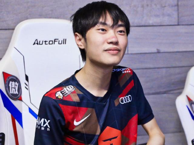 捉到足球的 捉到足球的